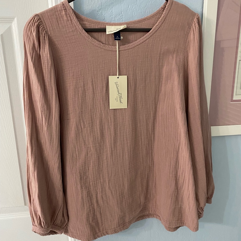 NWT Universal Thread Top